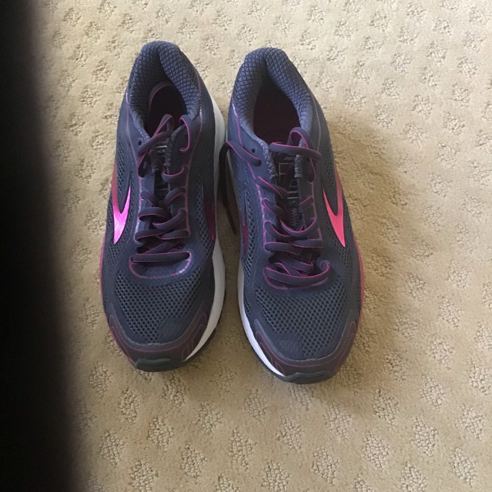 Athletic shoes